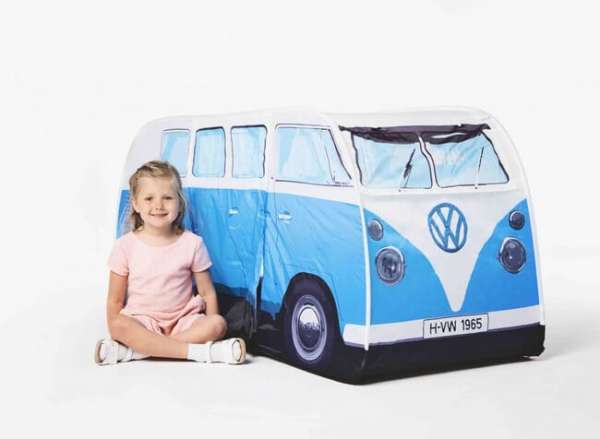 Mädchen beim VW Bus Zelt in blau